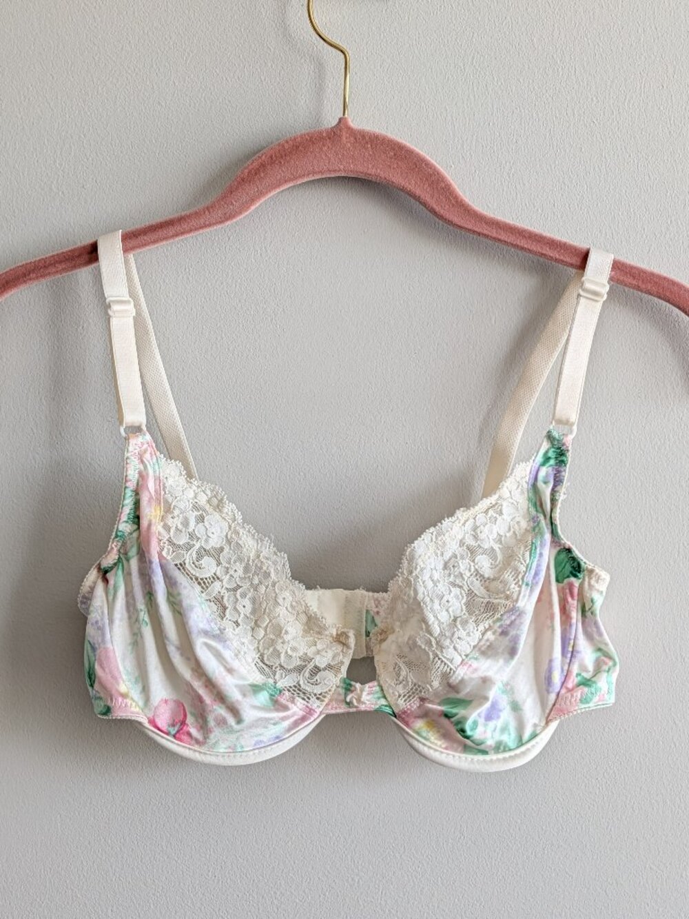Vintage Vanity Fair Bra Unpadded Underwire Style 75-426 Size 36C Satiny Floral
